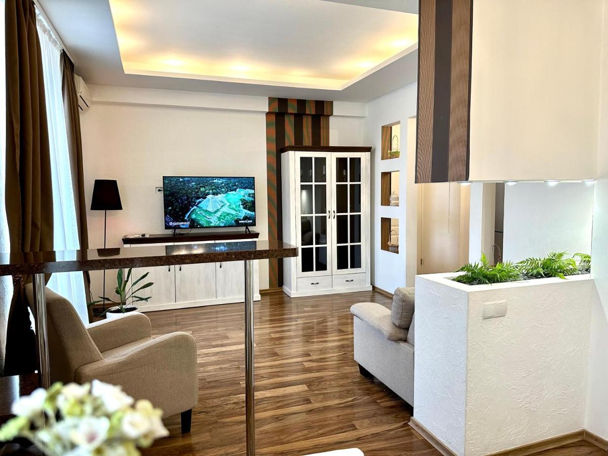 Lux Apartments In The City Center With A Coffee Machine, View Of A Theater, Near Zlata Plaza Rivne Eksteriør bilde