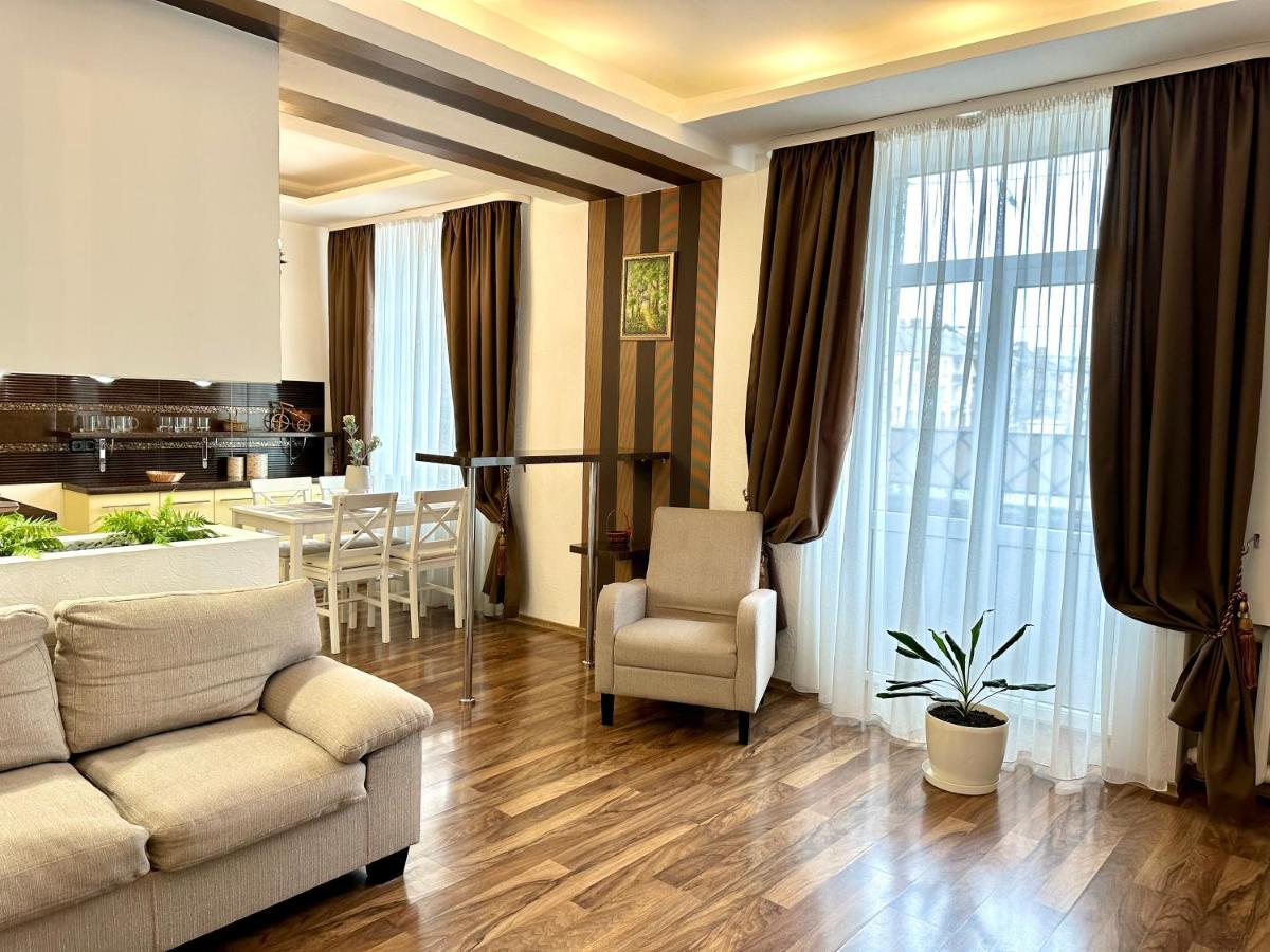 Lux Apartments In The City Center With A Coffee Machine, View Of A Theater, Near Zlata Plaza Rivne Eksteriør bilde
