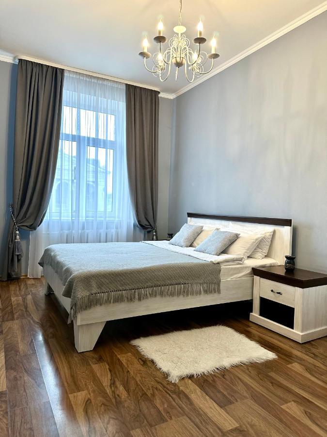 Lux Apartments In The City Center With A Coffee Machine, View Of A Theater, Near Zlata Plaza Rivne Eksteriør bilde