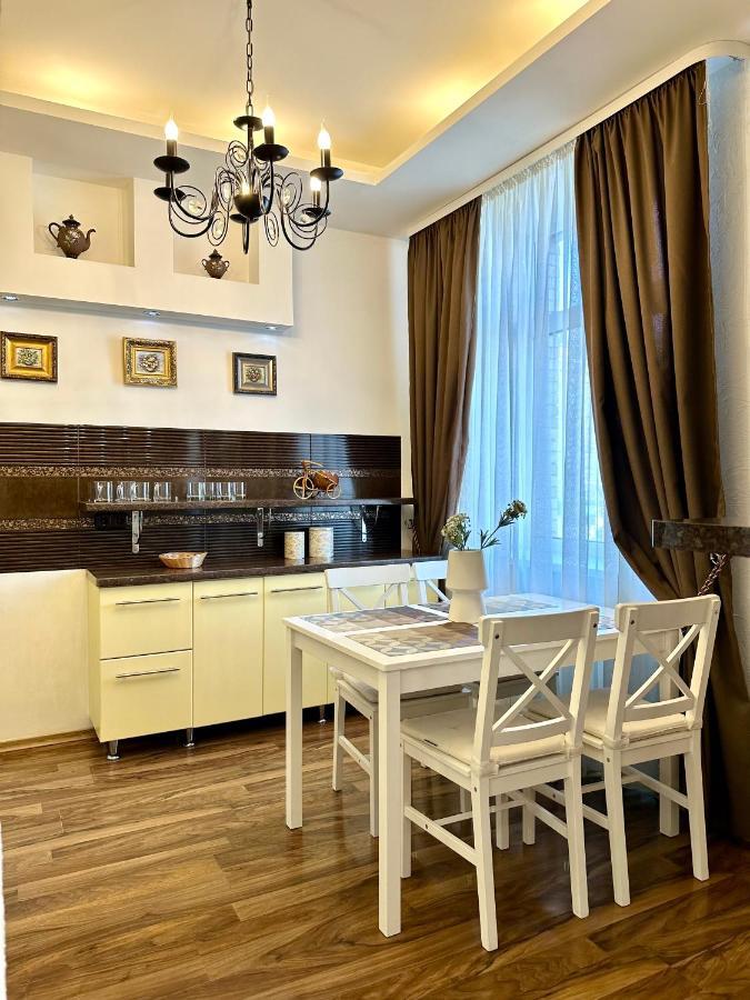 Lux Apartments In The City Center With A Coffee Machine, View Of A Theater, Near Zlata Plaza Rivne Eksteriør bilde